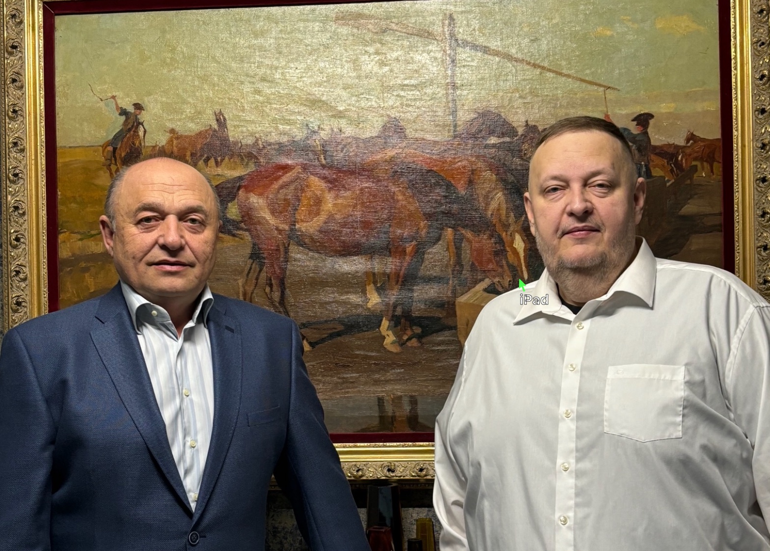 Régiségkereskedő festmények között